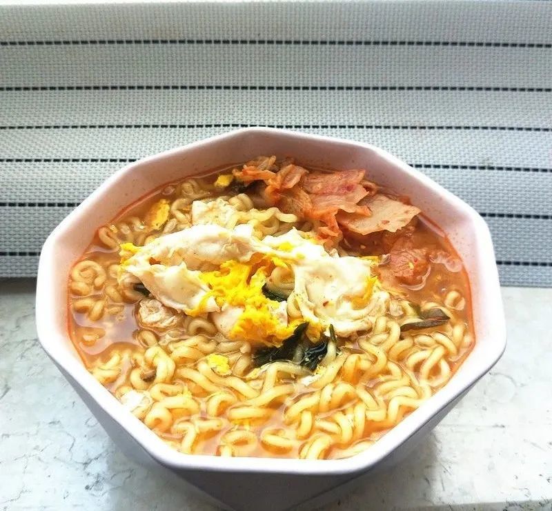 8款网红泡面测评吃到第6个我哭了