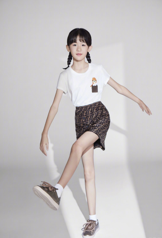 陆毅长腿家族来袭12岁贝儿腿长1米2漫画腿太惊艳