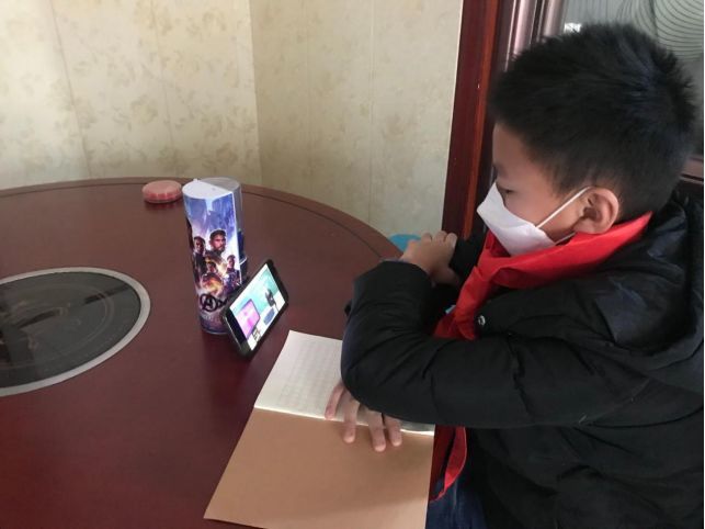 空中黔课 显威力花果园小学生在家中开学啦 腾讯新闻