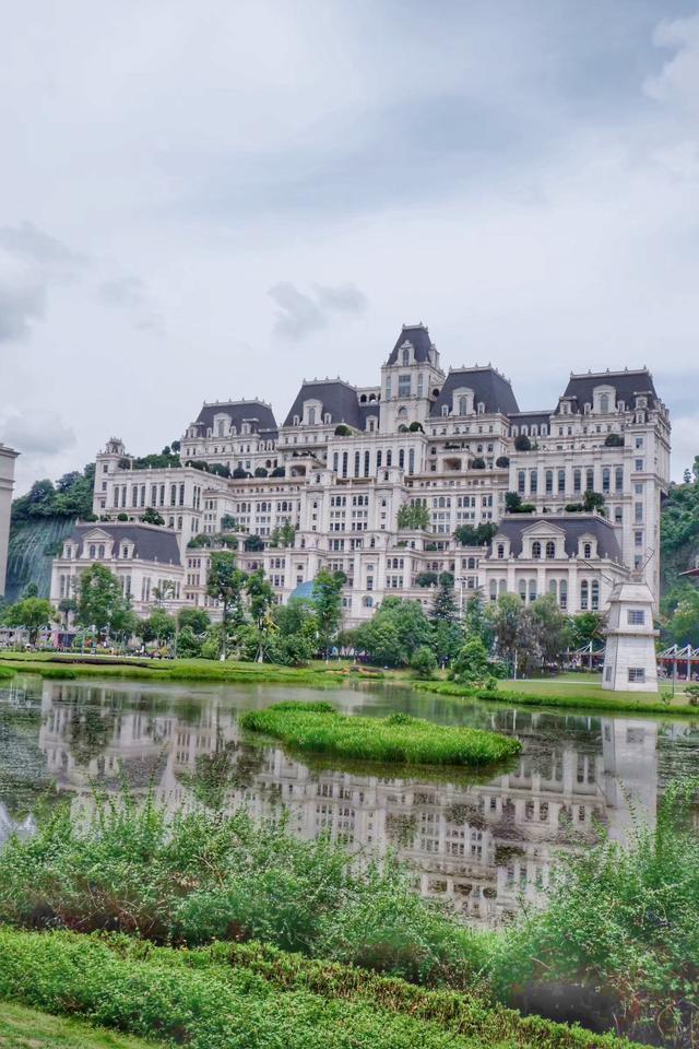 贵阳棚户区改造成全国最大山城楼盘,被称为贵阳白宫,网红建筑