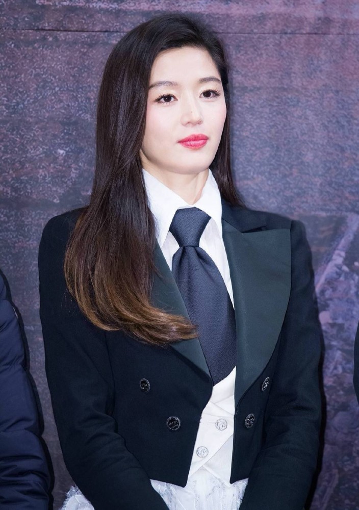 全智贤的气质真好,黑色西装配白纱裙也这么洋气优雅,一般人真学不来!