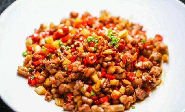 【步骤3】 :待锅热后倒入油,先下姜丁煸香,再下肥鸭丁煸炒至鸭皮出油