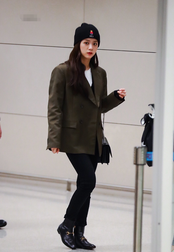 别再羡慕筷子腿了金智秀的匀称腿才是直男最爱配小黑裙太美