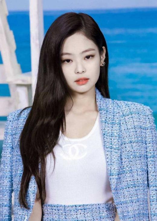 24岁jennie上演异域美红色镂空吊带裙这身材在女团里罕见