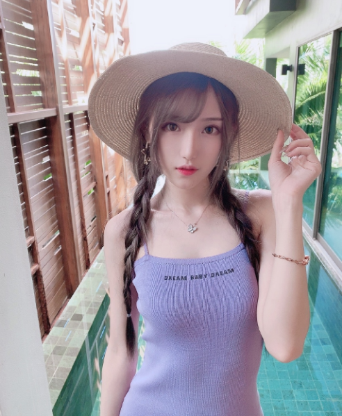 腐团儿晒泳装照背景豪宅更吸睛粉丝不硌得慌么