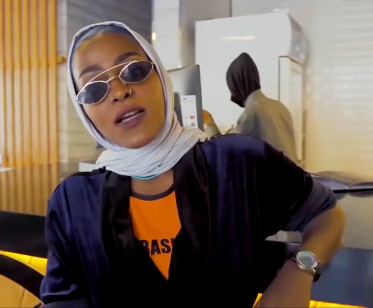 米娜(nicki minaj)来表演的国家,又呼吁逮捕黑人沙特女性说唱歌手