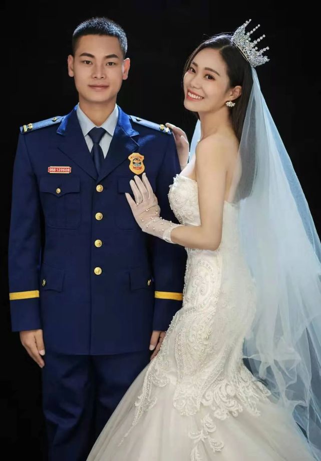 杨孟和妻子李玲玲的结婚照2月24日晚上,杨孟像往常一样在熄灯前和妻子