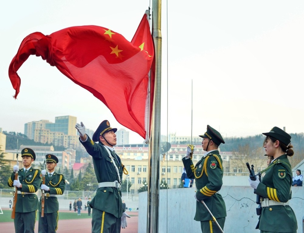 学生是否需要仪式感:衡水中学在线升旗仪式,校长面对空操场演讲