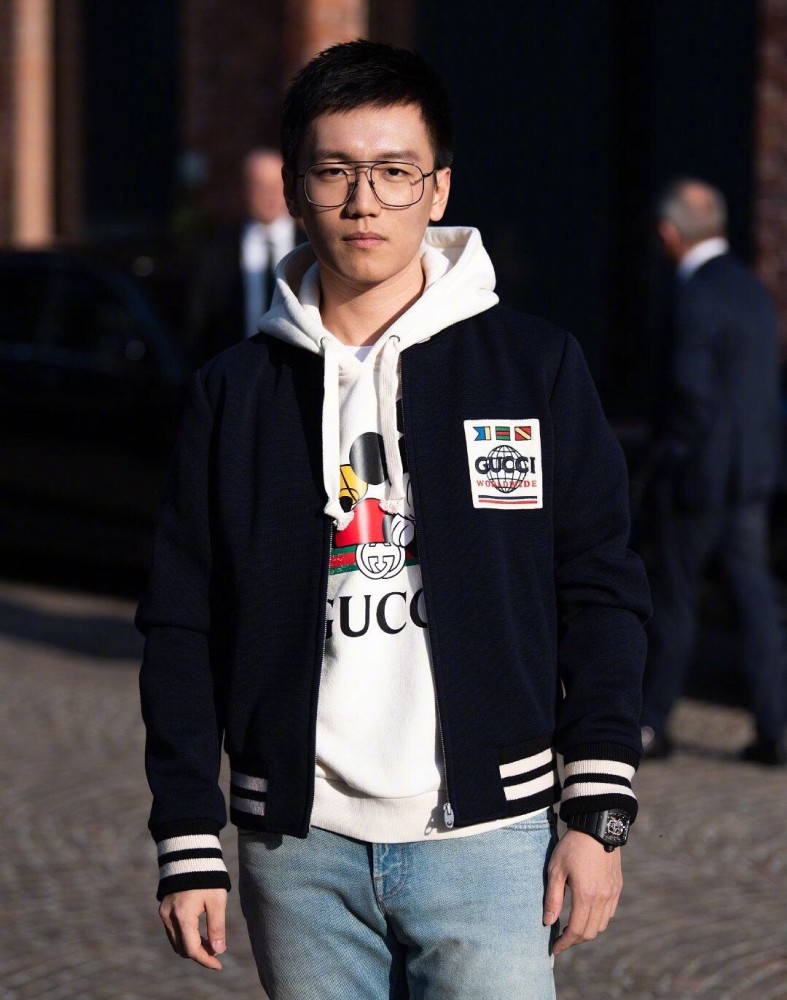再来看看张康宁身为俱乐部的董事在看比赛时的沉稳和若有所思.