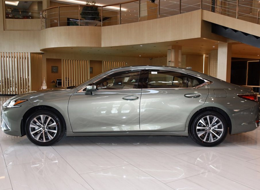 33万预算,丰田亚洲龙 双擎版顶配与雷克萨斯 es 入门版怎么选?