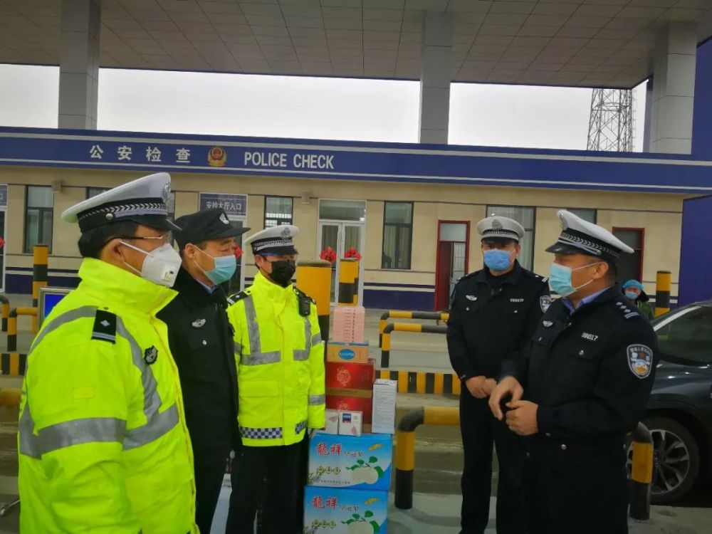 2月24日,阳谷交警大队长杨正强,副大队长布乃祥一行到四棚疫情防控点