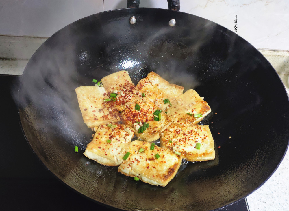 在家做好吃的香煎豆腐,外焦里嫩,鲜香麻辣,比麻辣烫还好吃