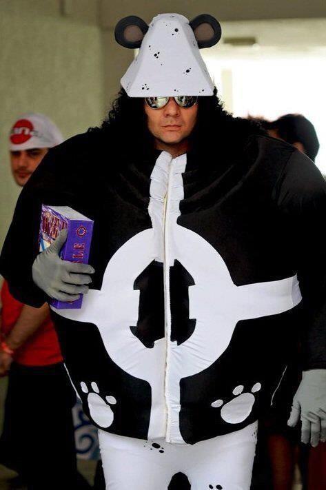 海贼王cos,索隆三刀流被神模仿,国外老人高度还原雷利