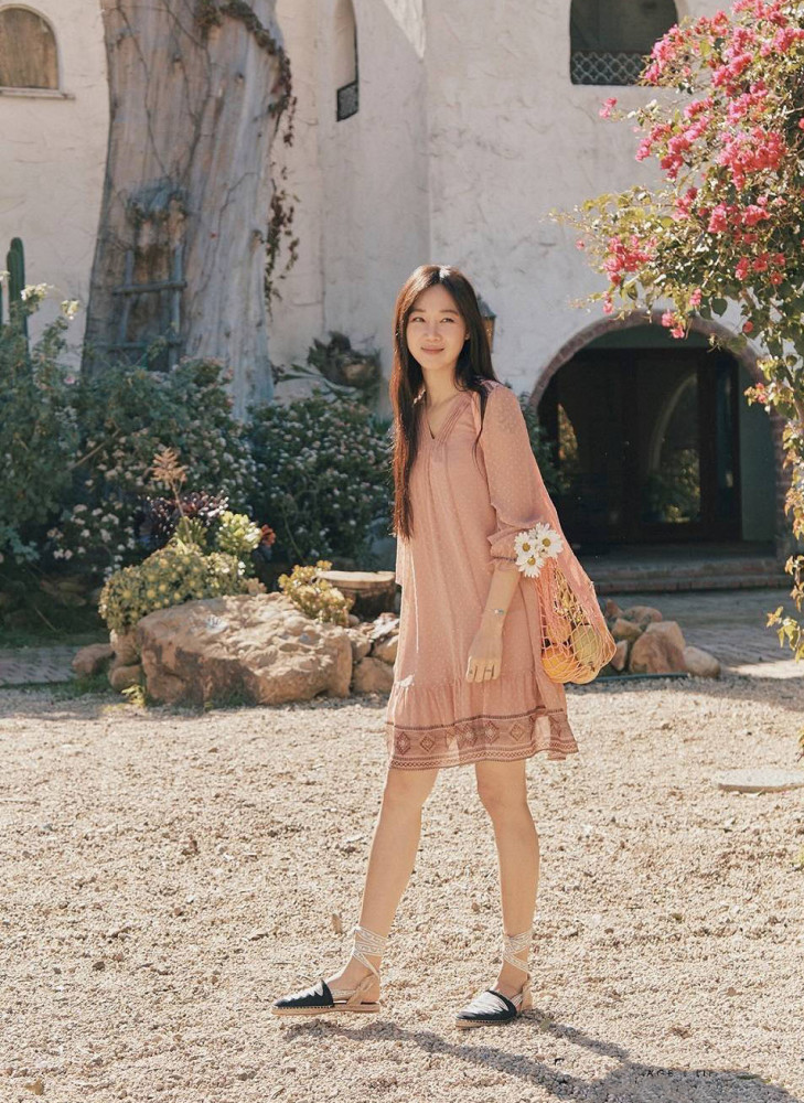 孔孝真清新大片连换多套碎花连衣裙39岁嫩回18岁少女