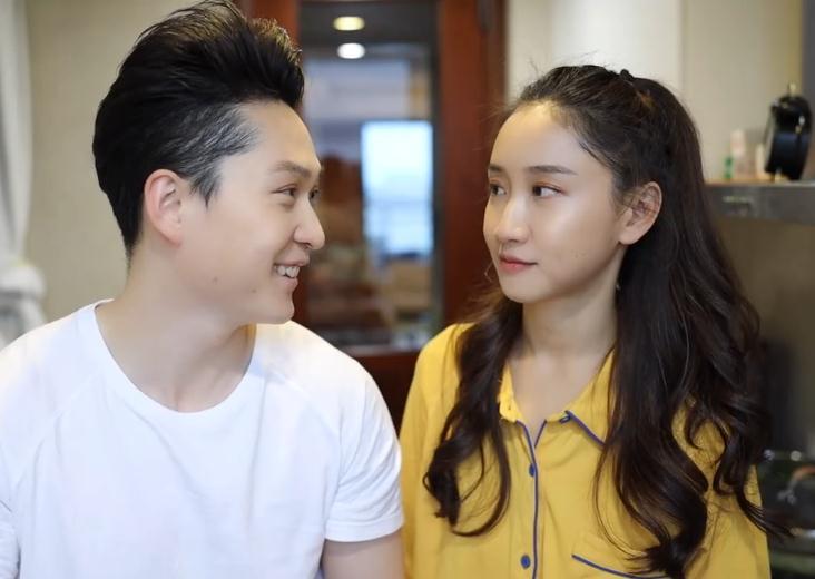 陈彦妃老公在家做面包,把面粉撒到了她脸和头上