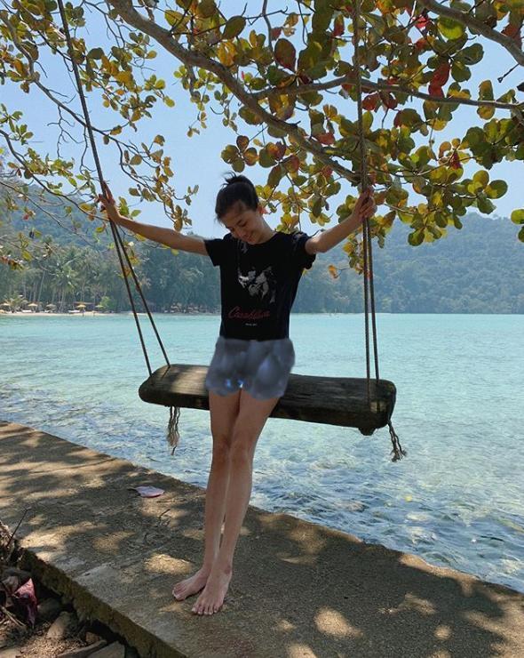 吴千语晒海边度假照,满脸甜蜜大白腿抢镜,曾被曝和百亿男友同居