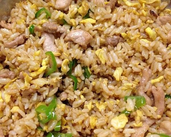 6,这样香喷喷的肉丝蛋炒饭就做好了,盛出来再来上一点榨菜,吃起来很不