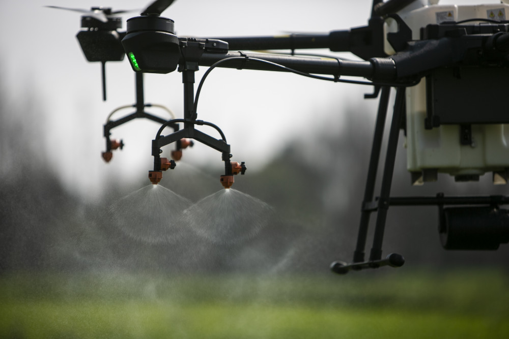 2月25日,在四川省崇州市崇庆街道红桥村,植保无人机进行农药喷洒作业.