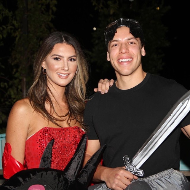 庆相恋一周年,肩托女友似大力水手|约瑟夫·巴埃纳|阿诺德·施瓦辛格