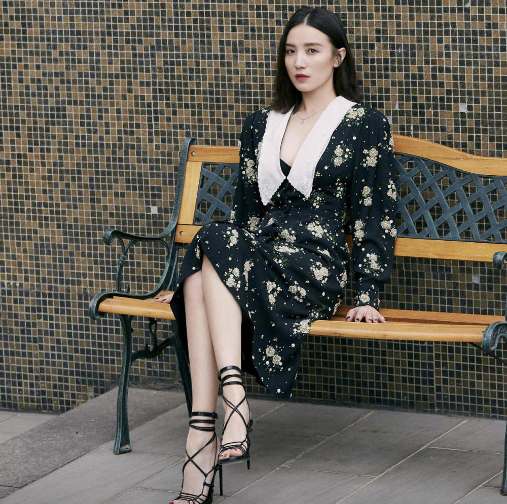 宋佳气质真绝了身穿一袭红色连衣裙端庄优雅藏不住的风情万种