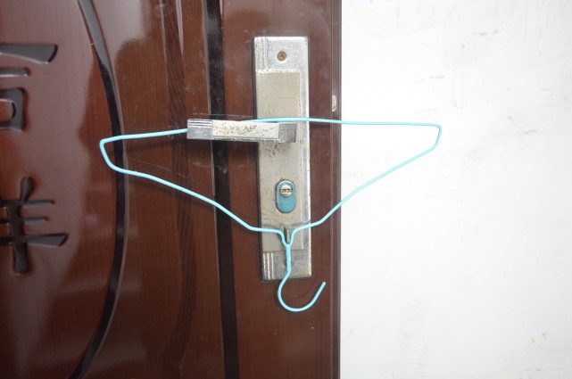 门把手上放一个衣架真的太厉害了解决了很多家庭的困扰实用