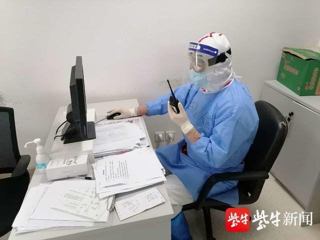 作为一名医生,尹志强在武汉一样参与医疗排班,进入隔离病房执行医嘱