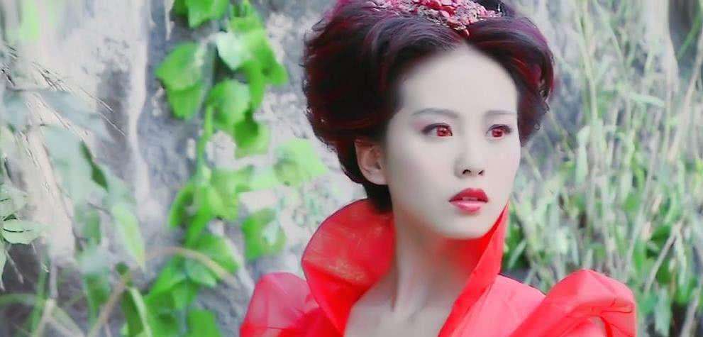 的龙葵,一旦哥哥景天受到伤害,龙葵就会不自觉的变成红衣龙葵来保护