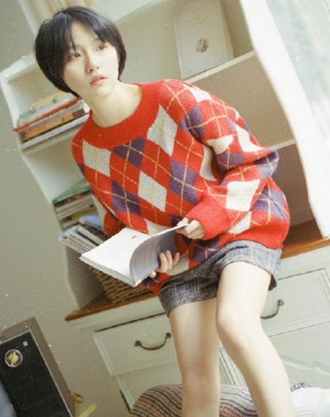 诸葛大力沙发上拍写真当镜头扫到腿的一刻确定25岁