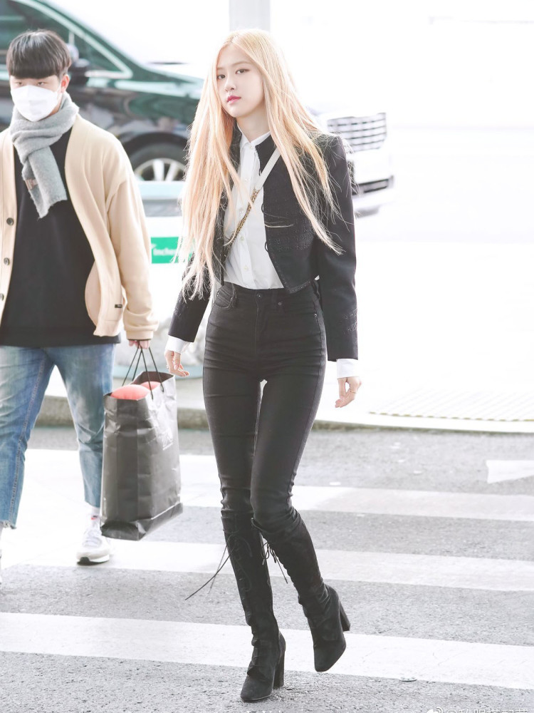 rose朴彩英真会穿,黑色丝绒西装配长靴,一双"漫画腿"抢镜!