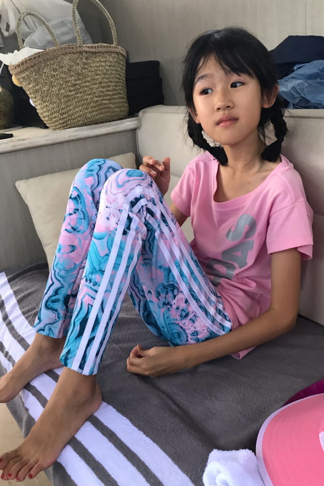 有种"失控"叫11岁的贝 儿,自己拍照腿蜷起来才干入镜,长大还了得