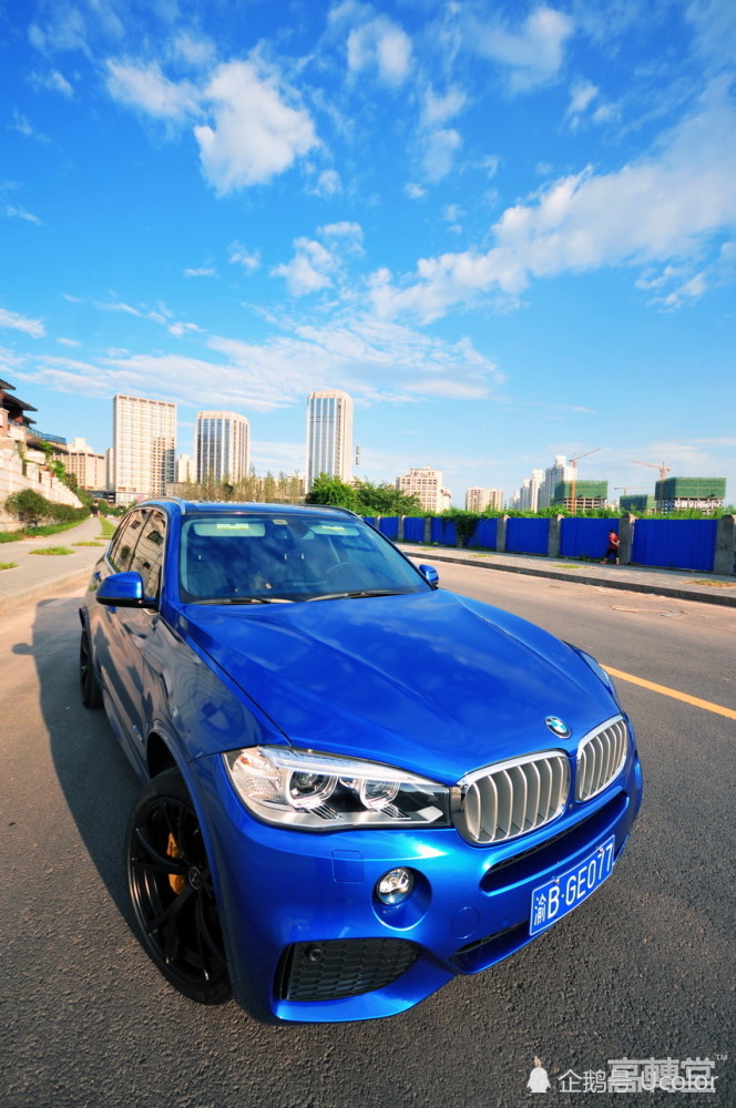 今天给大家介绍的是宝马x5改色埃斯托蓝