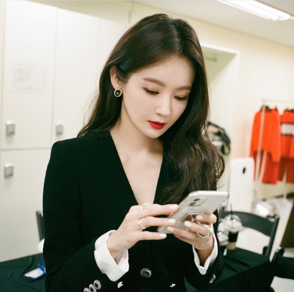 韩国"白富美歌手"姜敏京,人美歌甜还会穿,皮肤白成一道光