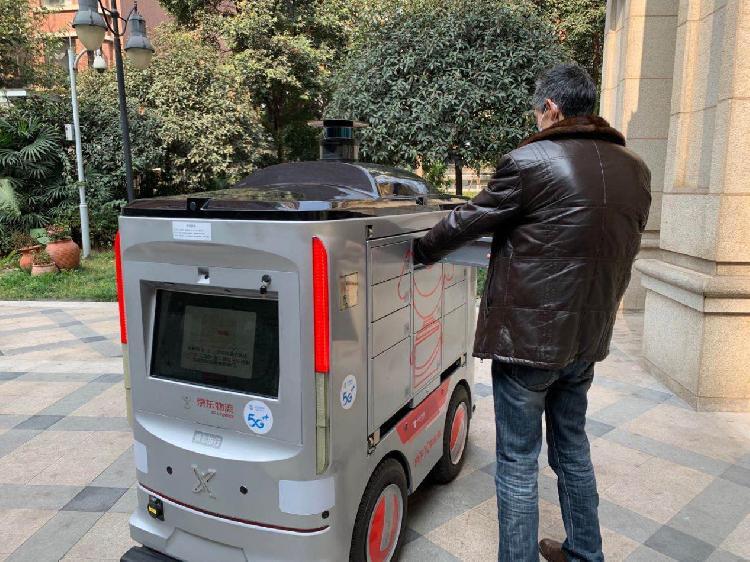 京东快递机器人快递员上岗