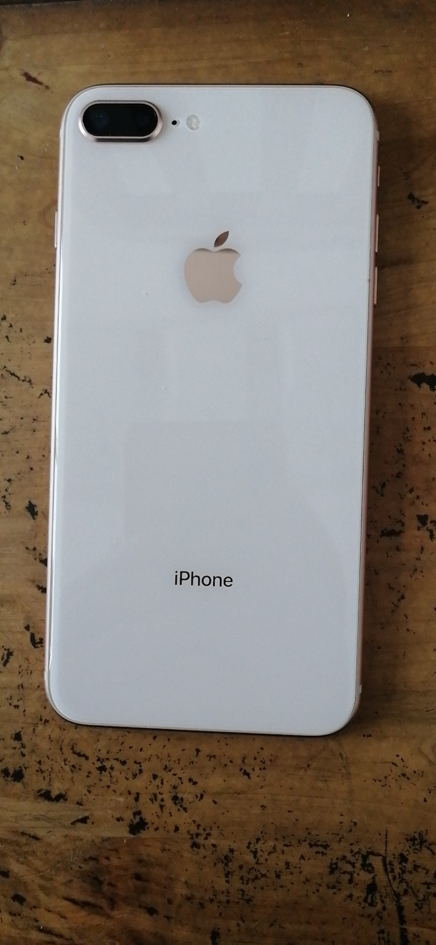 打开腾讯新闻,查看更多图片 >这是一台金色的iphone8plus,从手机背面