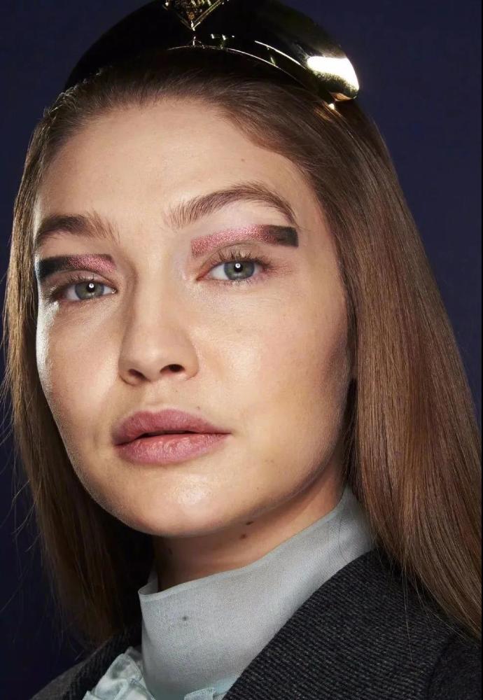 走秀被嘲颜值下降,才25岁脸垮成这样?跟妹妹bella同台输太多