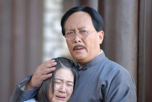 靠女人上位的唐国强 原配因精神疾病自杀 离婚后再娶小12岁娇妻 腾讯新闻