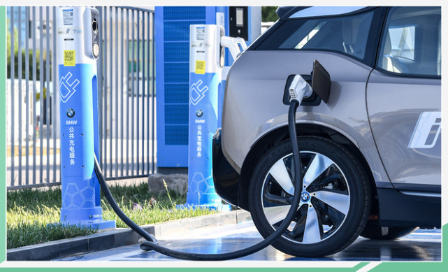 只需要通过宝马云端互联 app 搜索可用充电桩就能完成查找,扫