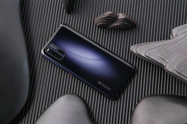 其实因为vivo和oppo从线下销售开始,两家就是对手,如今分别创立了子