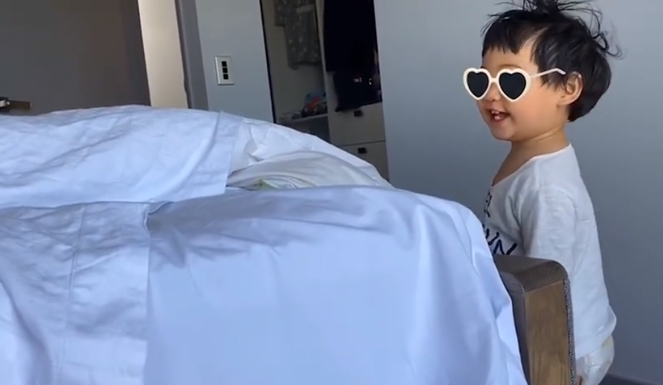 张歆艺晒儿子居家视频,四坨一脸腼腆奶音萌笑,秀出爸爸同款酒窝