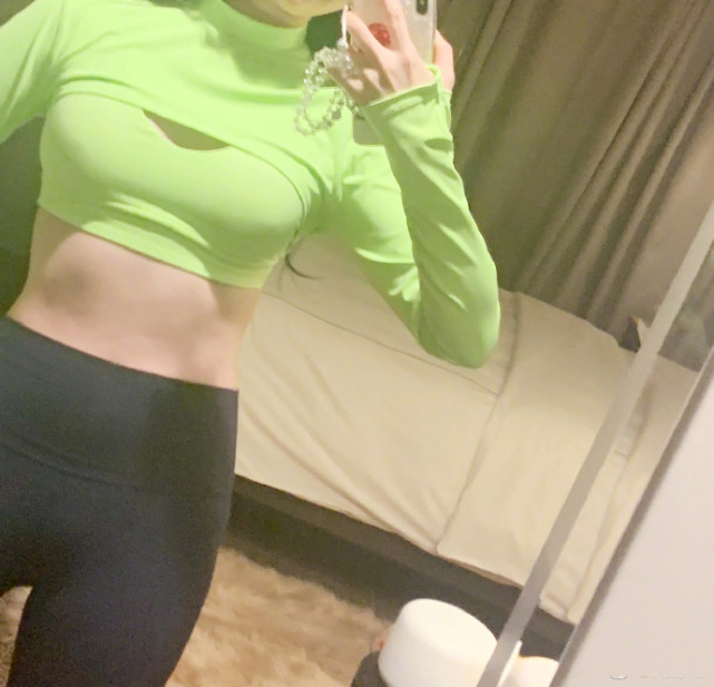 刘亦菲晒健身照秀肌肉,罕见展示细腰马甲线,身材太养眼