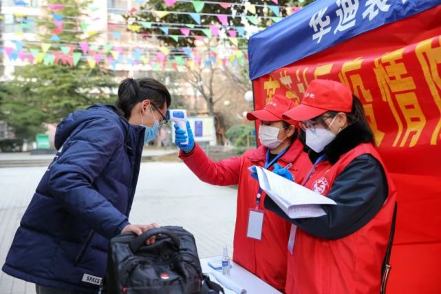 合肥市经开区芙蓉社区翡翠湖居委会疫情管控点为返城务工人员测量体温