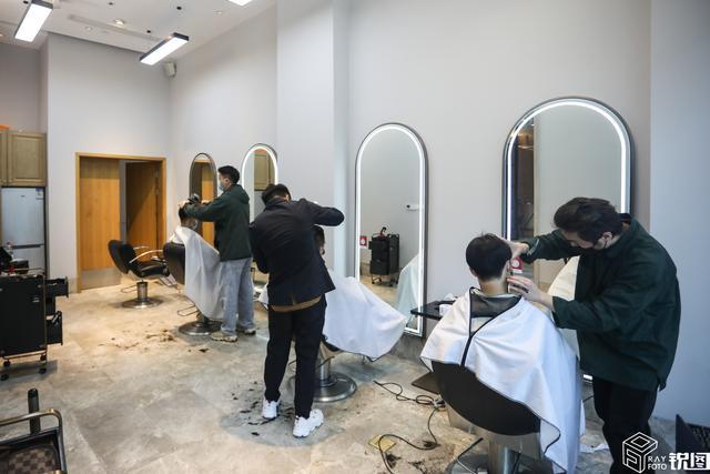 实拍杭州理发店复工想理发先预约店里基本都是男生