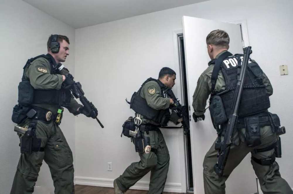 美国宪兵实战演习,m4卡宾枪既然已经安装全息瞄准镜,为何还要打开机瞄