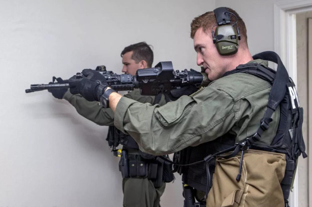 美国宪兵实战演习,m4卡宾枪既然已经安装全息瞄准镜,为何还要打开机瞄