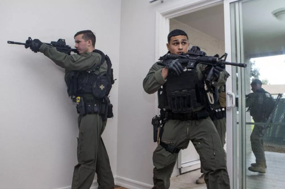 美国宪兵实战演习,m4卡宾枪既然已经安装全息瞄准镜,为何还要打开机瞄