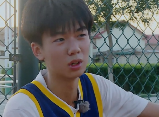 变形计:富二代打篮球被狂虐,得知其上衣价格后,这点面子也不给?