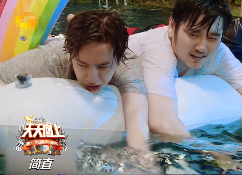 王一博在泳池玩水当他浮出水面那一刻这才是22岁真实模样