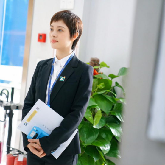 孙俪的干练职场风穿搭真是帅气!黑色西装搭配白色衬衫,气场全开