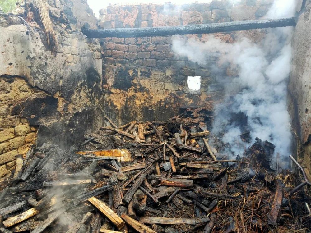 老房子着火,现场一片狼藉