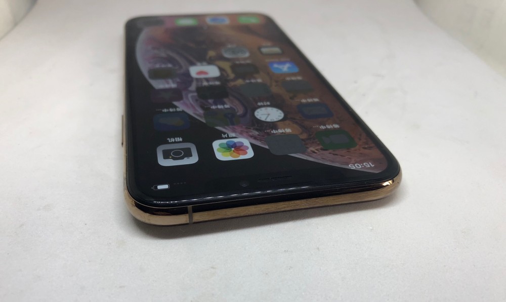 这是一台金色的iphonexs,从手机的背面来看,这台手机跟全新机基本上